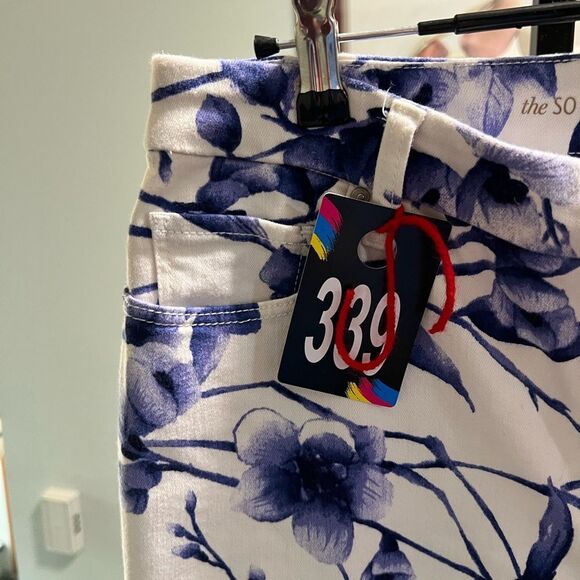 Chico's So Slimming Girlfriend Crop Blue and White Leaf Print Pants #DP339 - Picture 4 of 6